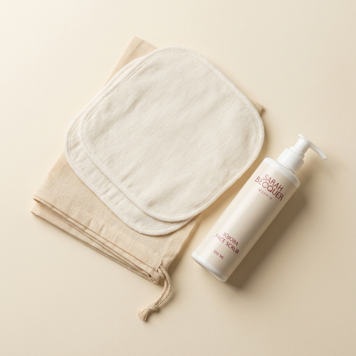 Jojoba Face Scrub con bolsa doblada y dos muselinas